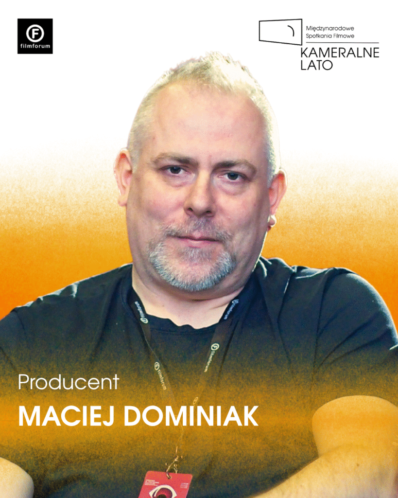 portret mężczyzny na biało pomarańczowym tle, napisy producent Maciej Dominiak, logotypy Filmforum i Kameralnego Lata