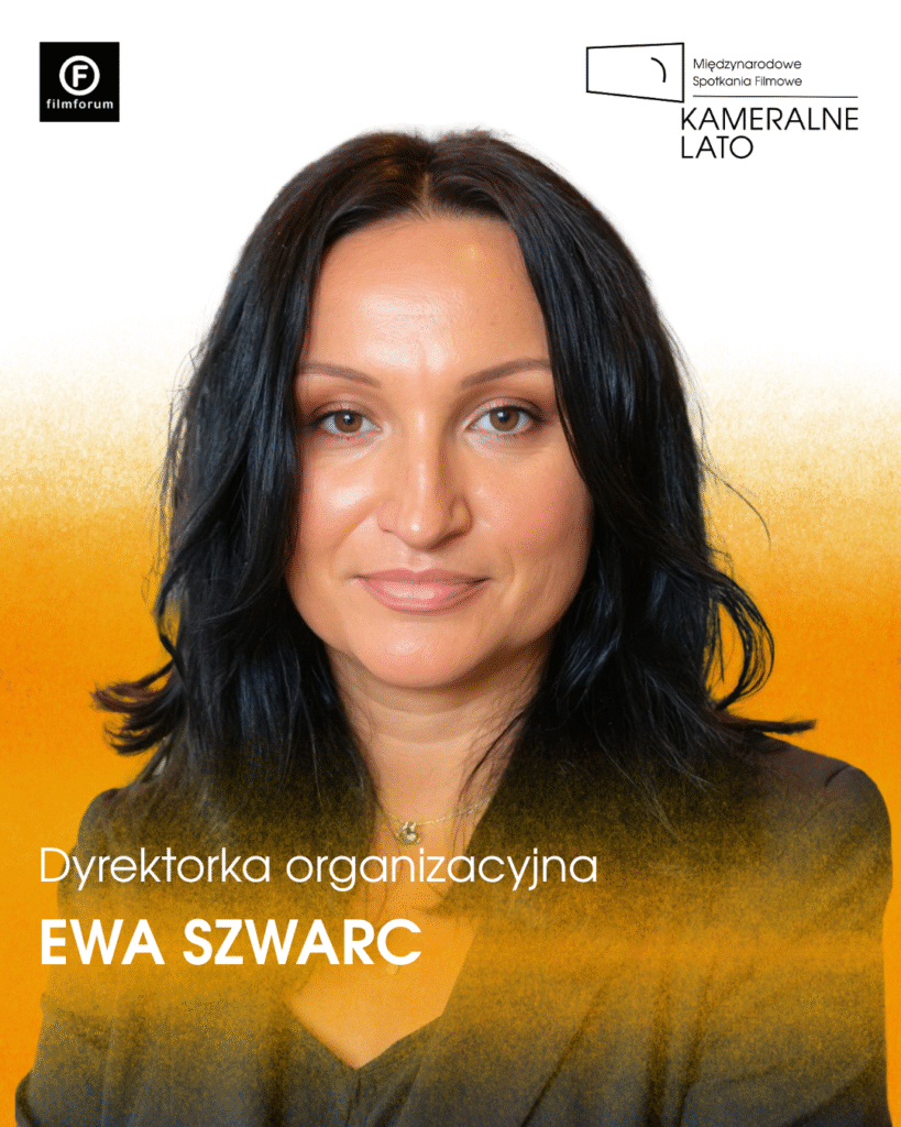 portret kobiety na biało pomarańczowym tle, napisy dyrektorka organizacyjna Ewa Szwarc, logotypy Filmforum i Kameralnego Lata