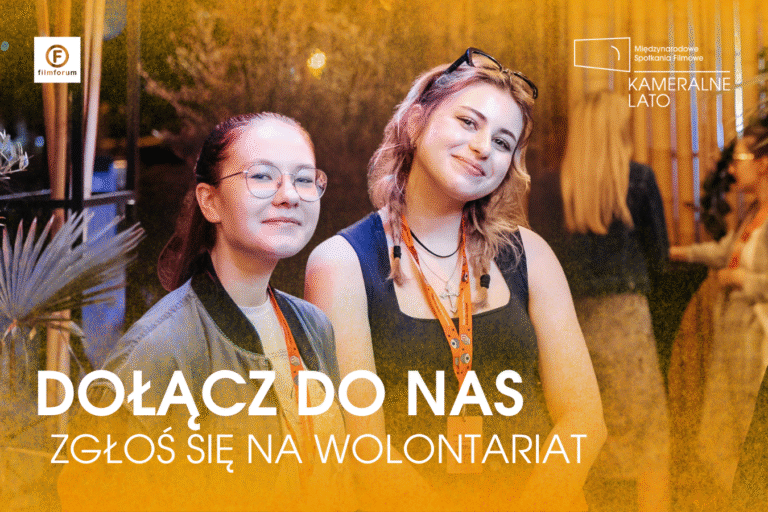 Grafika ze zdjęciem dwóch młodych uśmiechniętych wolontariuszek i napisem DOŁĄCZ DO NAS - ZAPISZ SIĘ NA WOLONTARIAT