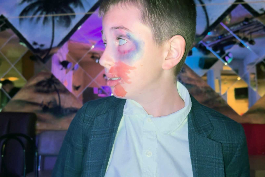 Kadr z filmu "Podbój Terytorium". Osoba z amatorską charakteryzacją - ciemne cienie wokół oka, czerwone ślady pod nosem i na brodzie.
