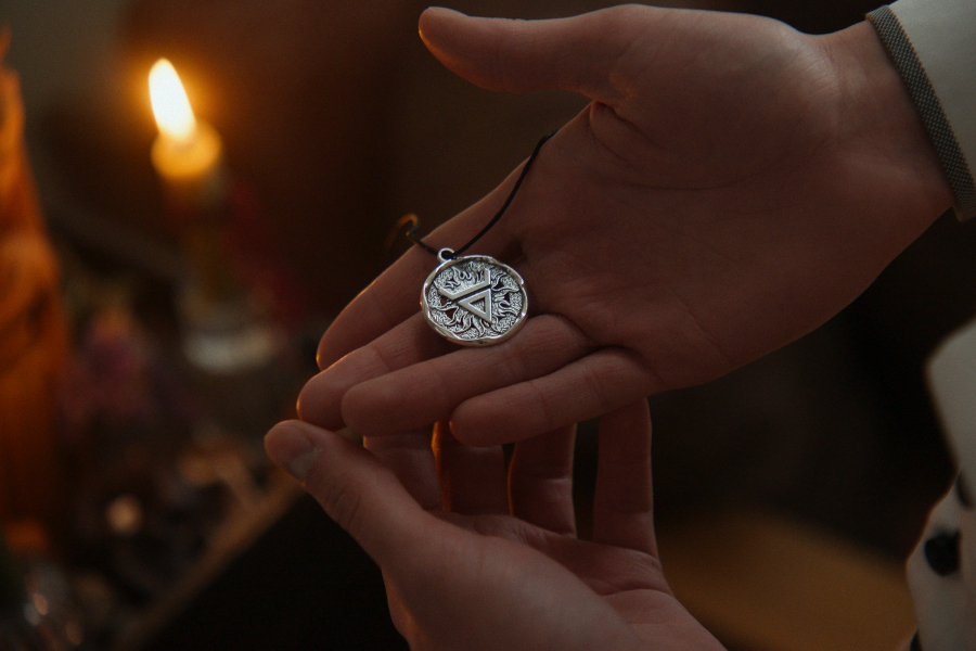 Kadr z filmu "Weles". Amulet na dłoni.