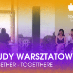 Grafika promująca warsztatowe etiudy filmowe projektu TOGETHER – ToGetThere. Po lewej stronie osoba stoi przy otwartym oknie i wygląda na miasto, w centrum widoczny czarny monolit, a po prawej troje młodych ludzi siedzi obok siebie, uśmiechając się do kamery. U góry logotypy FILMFORUM i TOGETHER – ToGetThere, na dole napis: ‘Etiudy warsztatowe – Together ToGetThere’.”