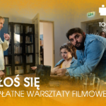 Kilka młodych osób ogląda nagranie na ekranie kamery i reaguje z zainteresowaniem.