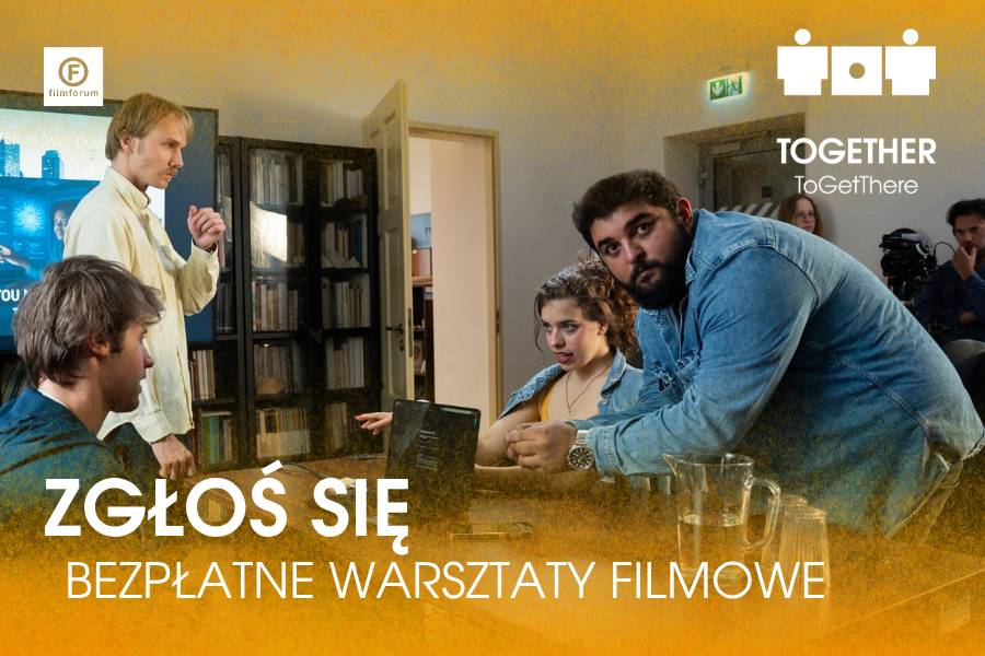Kilka młodych osób ogląda nagranie na ekranie kamery i reaguje z zainteresowaniem.