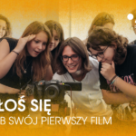 Grupa młodych osób pochyla się nad aparatem i uśmiecha się, oglądając nagrany materiał.