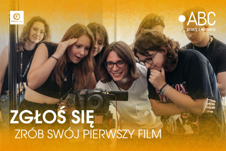 Grupa młodych osób pochyla się nad aparatem i uśmiecha się, oglądając nagrany materiał.