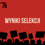 Grafika promocyjna konkursu SCENARIUSZ’76 z logo projektu w lewym górnym rogu, centralnie umieszczonym napisem „Wyniki selekcji” oraz czarnymi sylwetkami protestujących u dołu grafiki.