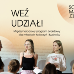 Grafika promująca nabór do programu SCRIPTMARKET.EU. Na zdjęciu cztery młode kobiety stoją przed grupą uczestniczek podczas prezentacji lub warsztatów. Na grafice widnieją napisy: „Weź udział!” oraz „Międzynarodowy program branżowy dla młodych twórczyń i twórców”. W prawym górnym rogu znajduje się logo SCRIPTMARKET.EU, a w lewym logo Filmforum.