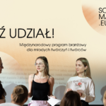 Plakat promujący międzynarodowy program branżowy Script Market EU dla młodych twórczyń i twórców audiowizualnych. Na zdjęciu cztery młode kobiety stoją przed grupą uczestników i prowadzą prezentację. Na jasnym tle widnieje duży napis „WEŹ UDZIAŁ!” oraz logo FILMFORUM i ScriptMarket.eu.