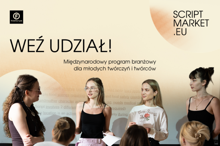 Plakat promujący międzynarodowy program branżowy Script Market EU dla młodych twórczyń i twórców audiowizualnych. Na zdjęciu cztery młode kobiety stoją przed grupą uczestników i prowadzą prezentację. Na jasnym tle widnieje duży napis „WEŹ UDZIAŁ!” oraz logo FILMFORUM i ScriptMarket.eu.