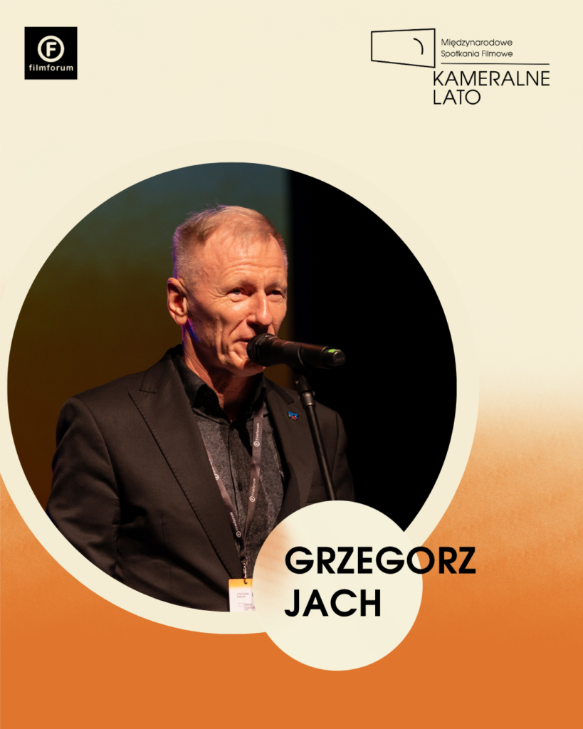 Grafika promocyjna KAMERALNEGO LATA z portretem Grzegorza Jacha, członka jury konkursu WYSOKIE LOTY.