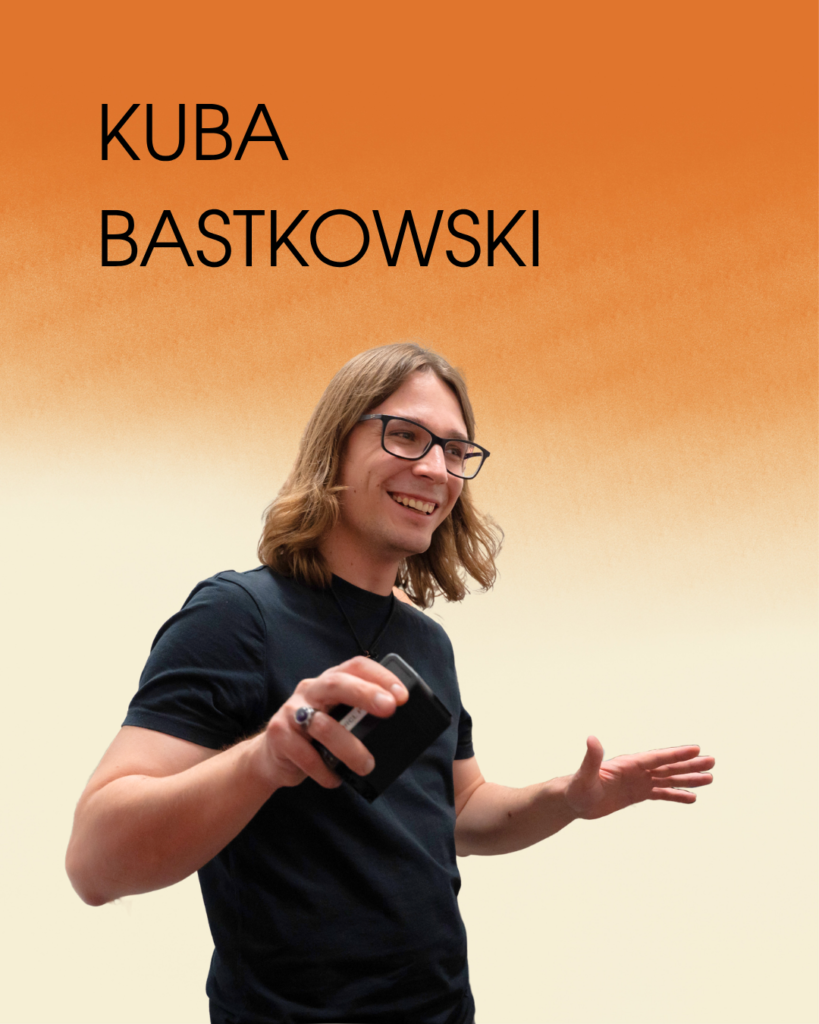 Grafika promocyjna z napisem „Kuba Bastkowski”. Kuba uśmiecha się, gestykuluje i trzyma w dłoni niewielkie urządzenie; stoi na ciepłym pomarańczowo-kremowym tle.