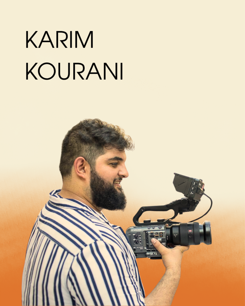 Grafika promocyjna z napisem „Karim Kourani”. Karim trzyma kamerę filmową na ramieniu i patrzy w jej kierunku; stoi bokiem na jasnym pomarańczowo-kremowym tle.