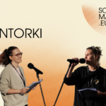 Grafika promocyjna SCRIPTMARKET.EU z napisem „Mentorki”. Dwie mentorki stoją przy mikrofonach; jedna trzyma notatki, druga mówi do mikrofonu. W rogach widoczne są logotypy Filmforum i SCRIPTMARKET.EU.
