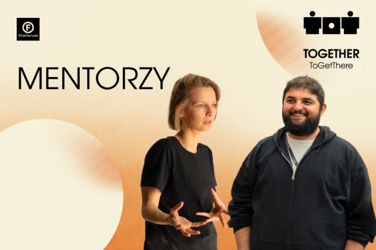 Grafika promocyjna z napisem „Mentorzy”. Kobieta gestykuluje podczas rozmowy, a stojący obok mężczyzna uśmiecha się. W rogach widoczne są logotypy FILMFORUM oraz Together ToGetThere.