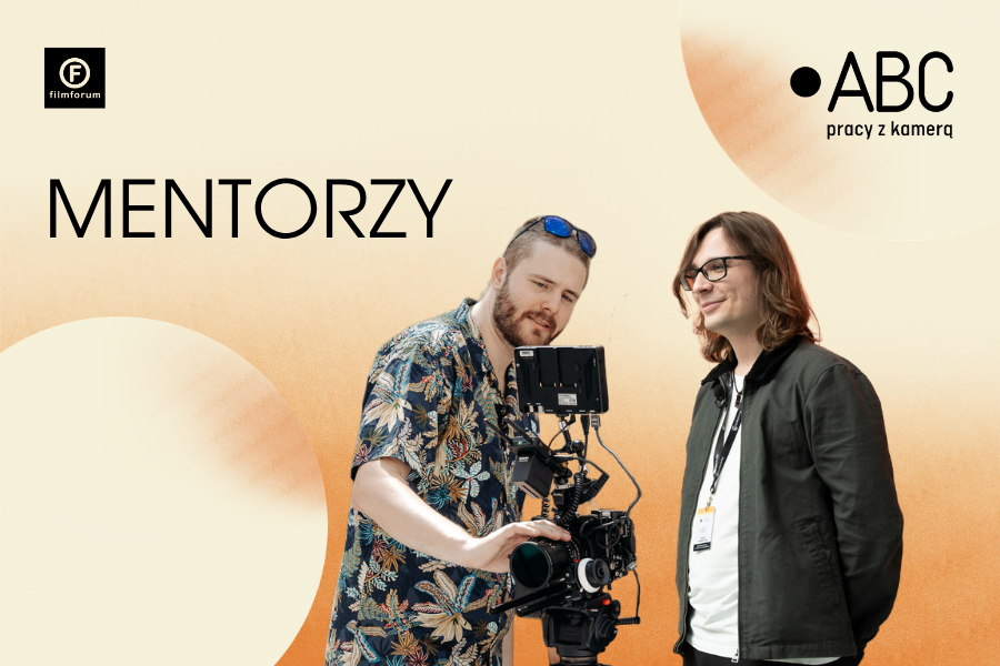 Grafika promocyjna z napisem „Mentorzy”. Dwóch mężczyzn stoi przy profesjonalnej kamerze filmowej; jeden obsługuje sprzęt, drugi stoi obok i patrzy w jego stronę. W rogach widoczne są logotypy Filmforum oraz „ABC pracy z kamerą”.