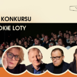 Grafika promocyjna jury konkursu WYSOKIE LOTY w ramach KAMERALNEGO LATA. W tle widoczna jest publiczność w sali kinowej, a na pierwszym planie cztery portrety członków jury oraz logotypy Filmforum i KAMERALNEGO LATA.
